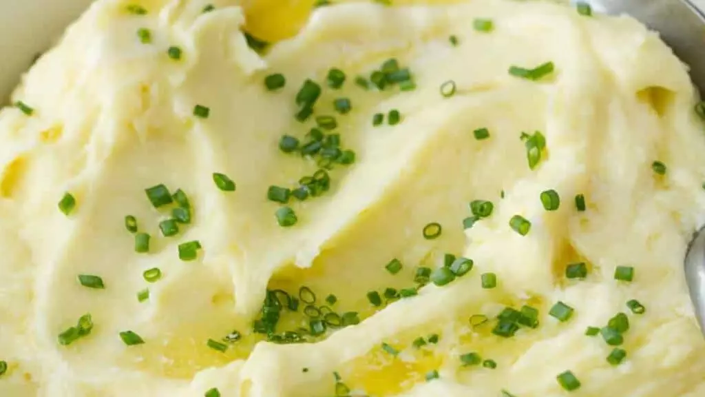 Creamy mashed potatoes topped with fresh chives and melted butter. Perfect side dish for any meal.