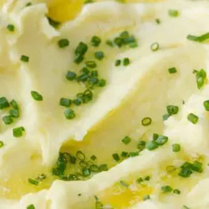 Creamy mashed potatoes topped with fresh chives and melted butter. Perfect side dish for any meal.