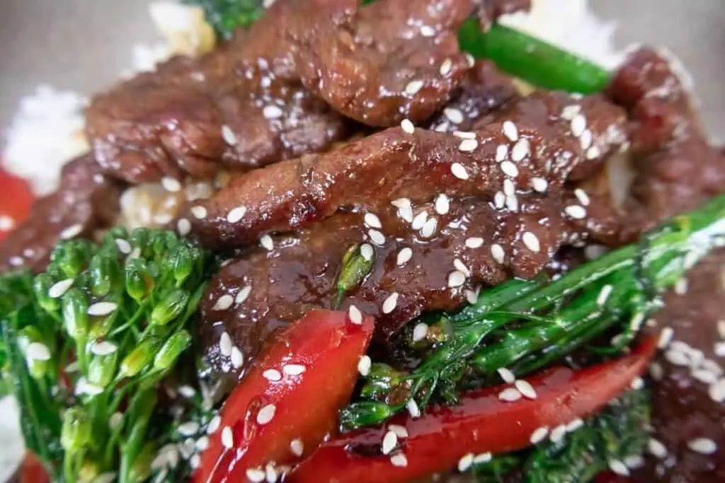 beef stir fry with red peppers and broccoli